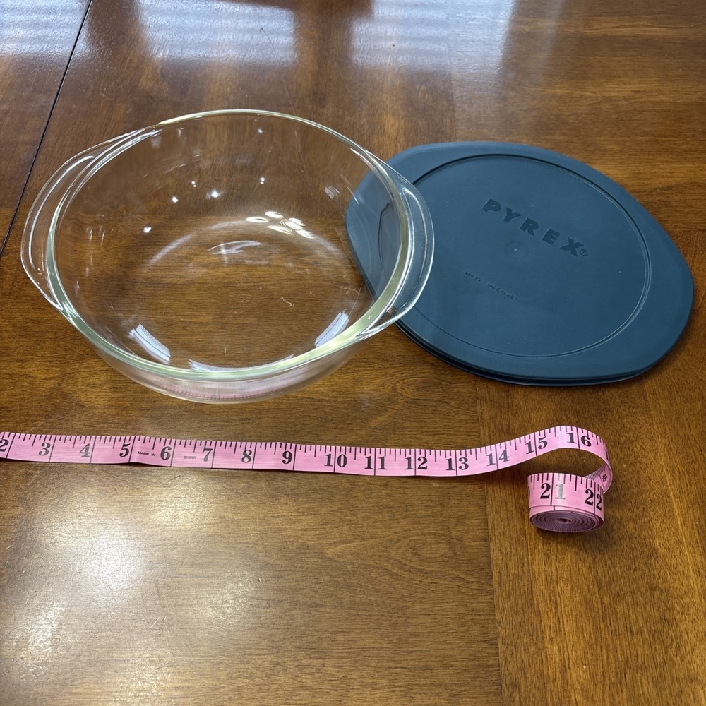 VTG 2QT Round Pyrex With Plastic Lid 024 Made In USA Side Handles